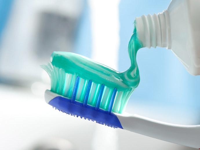 เลือกยาสีฟันลดอาการเสียวฟันที่มีส่วนผสมของฟลูออรีน