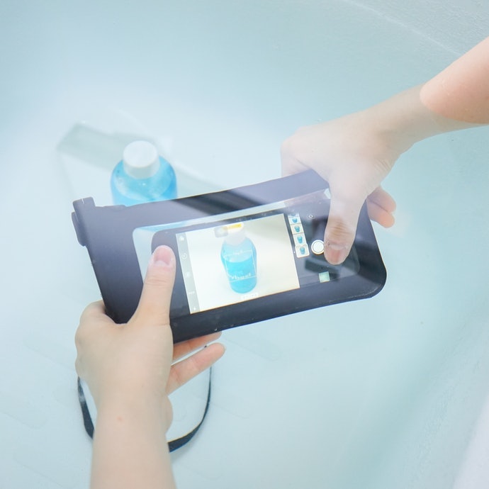 ซองใส่โทรศัพท์ กันน้ำสำหรับไปสระว่ายน้ำ : เลือกแบบที่สามารถห้อยคอติดตัวได้ 