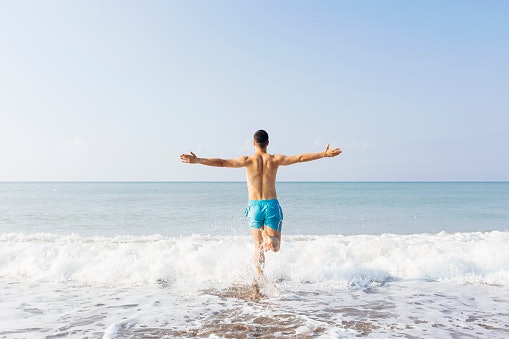เลือกกางเกงว่ายน้ำผู้ชายที่ป้องกันรังสี UV หากต้องว่ายน้ำกลางแจ้ง