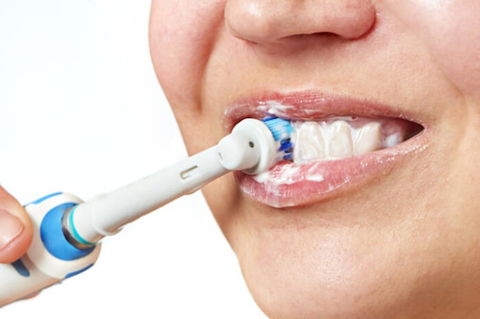 หลีกเลี่ยงยาสีฟัน ฟันขาวที่มีสารกัดกร่อนและสารก่อฟอง