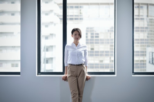 สาวหุ่นรูปตัวเอชเลือกกางเกงสแล็คแบบเข้ารูป