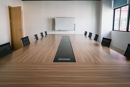 เลือกโต๊ะประชุมที่ใช้วัสดุหน้าโต๊ะจากไม้หรือพลาสติก