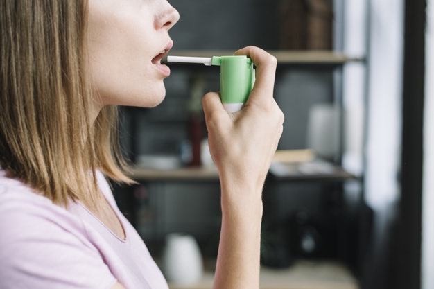 เลือกสเปรย์ระงับกลิ่นปากที่ช่วยลดแบคทีเรียในช่องปาก 