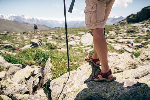 เลือกจากดีไซน์ที่ช่วยรองรับการกระแทกของรองเท้ารัดส้นเดินป่า