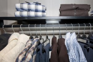 ราวแขวนแบบที่มีชั้นวางของ (Shelf) ช่วยเพิ่มความสามารถในการจัดเก็บเสื้อผ้า