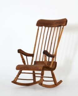 เก้าอี้โยกแบบไม้ ให้ความคลาสสิค ช่วยเพิ่มบรรยากาศอบอุ่นแก่ห้องของคุณ